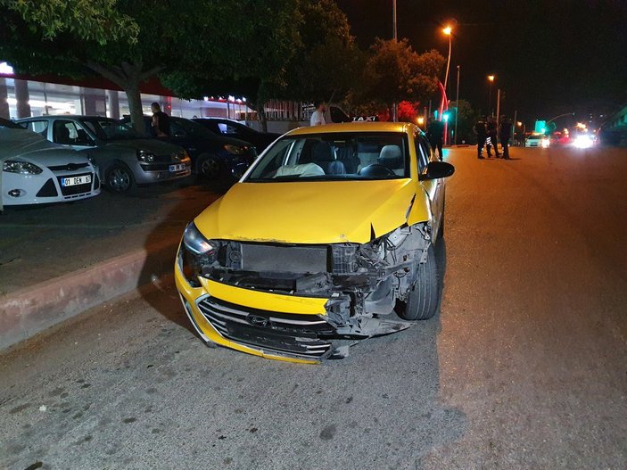 Adana'da plakasını gizledikleri araçla kaçarken kaza yapınca yakalandılar