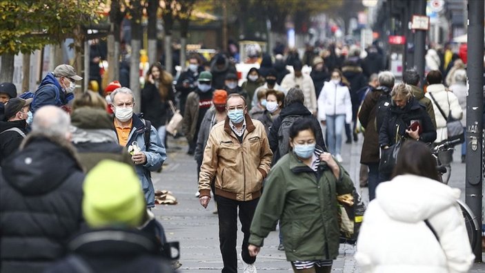 Berlin’de sokakta maske takma zorunluluğu kaldırıldı