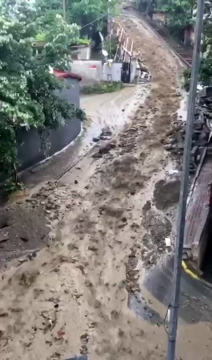 Şişli’de sağanak sonrası yollar çamurla doldu