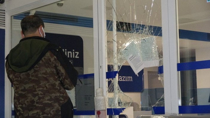 Bursa'da bir bankanın camını kırarak içeri giren hırsızlar 200 lira çaldı