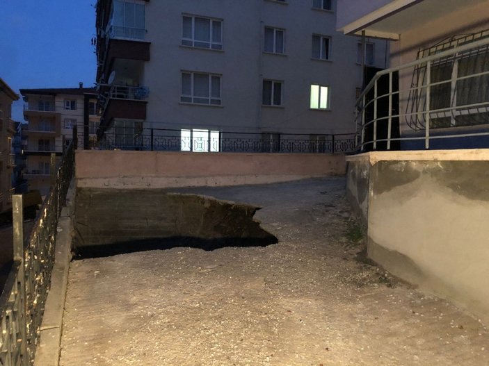 Ankara’da otoparkı çöken 3 katlı apartman tahliye edildi