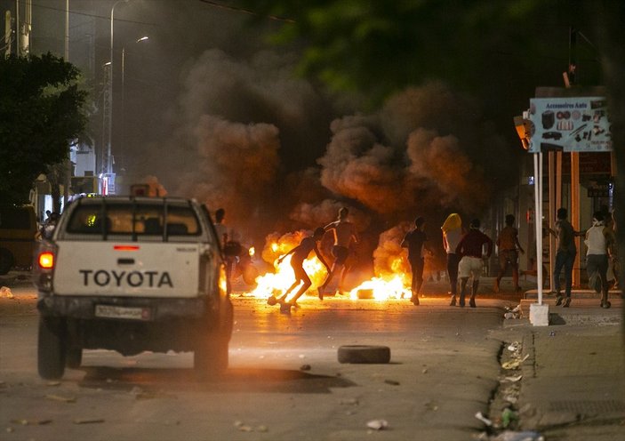 Tunus’ta bir gencin güvenlik güçleri tarafından öldürülmesi protesto edildi