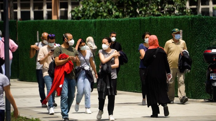 Kadıköy’de aşı olmak için bekleyen vatandaşlar uzun kuyruklar oluşturdu