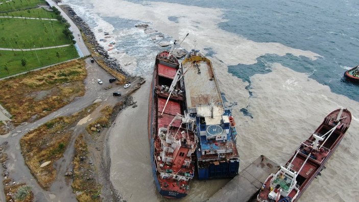 Kartal'da bir gemi, halatının kopması sonucu başka bir gemiye çarptı