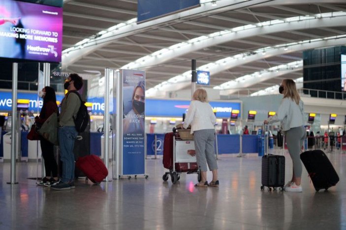 İngiltere, tam aşılı yolcular için seyahat kurallarını esnetmeyi düşünüyor