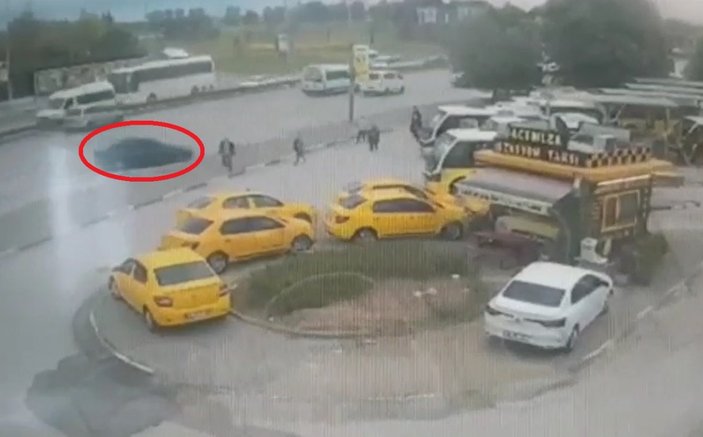 Bursa'da otomobil, otobüs durağındaki yayalara çarptı