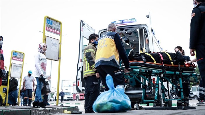 Bursa'da otomobil, otobüs durağındaki yayalara çarptı