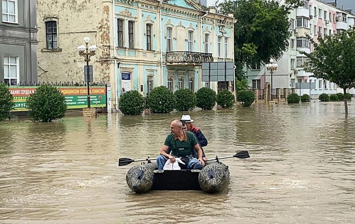 Kırım’da sokakları sel bastı, ekipler valinin botunu yüzerek takip etti