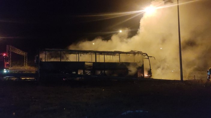 Bursa'da lastiği patlayan otobüs alev alev yandı