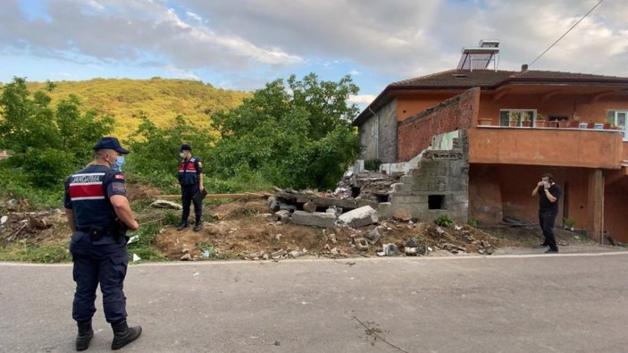 Zonguldak'ta bir kişi, yıkım yaparken duvarın altında kaldı