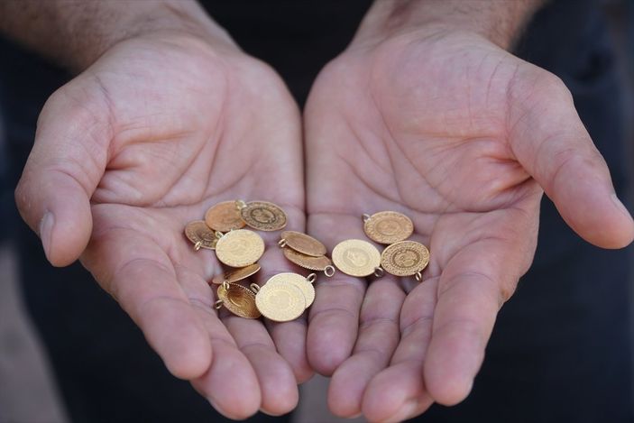 a Çorum'da yıkamacıya verilen halıdan 13 çeyrek altın çıktı