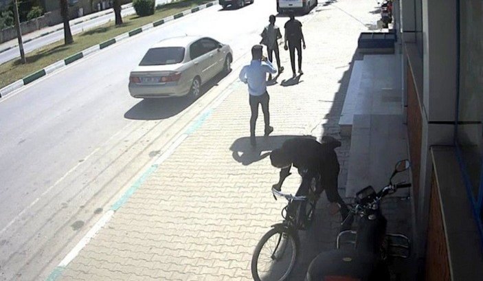 Osmaniye'de kaldırımda yürüyen hırsız, bisiklet çaldı