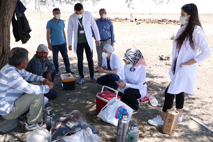 Erzurum'da aşı timleri, çobanlara aşı yapmak için dağları aştı