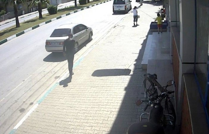 Osmaniye'de kaldırımda yürüyen hırsız, bisiklet çaldı