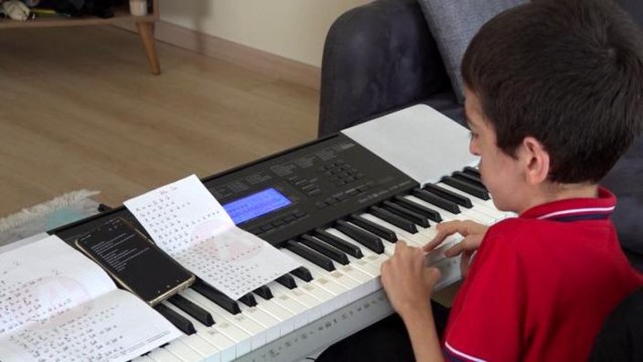 İstanbul'da yaşayan SMA hastası Umut, müzikle hayata tutundu