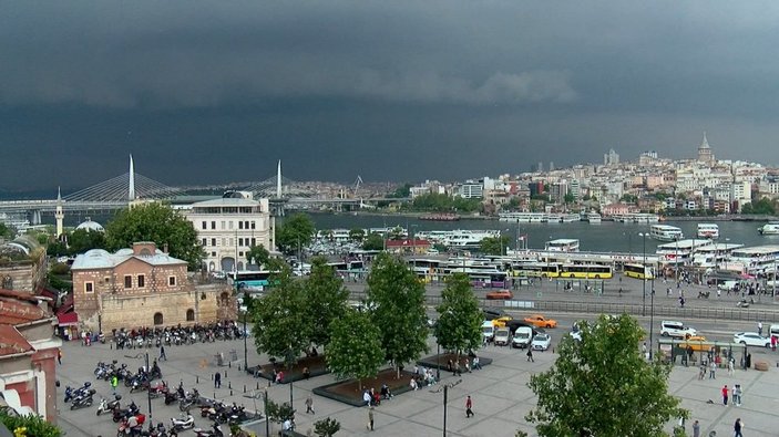 İstanbul'da sağanak yağış etkili oluyor: Cadde ve sokaklar göle döndü