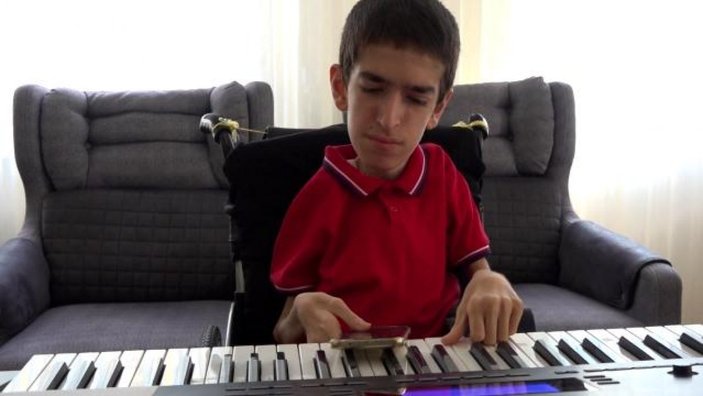 İstanbul'da yaşayan SMA hastası Umut, müzikle hayata tutundu