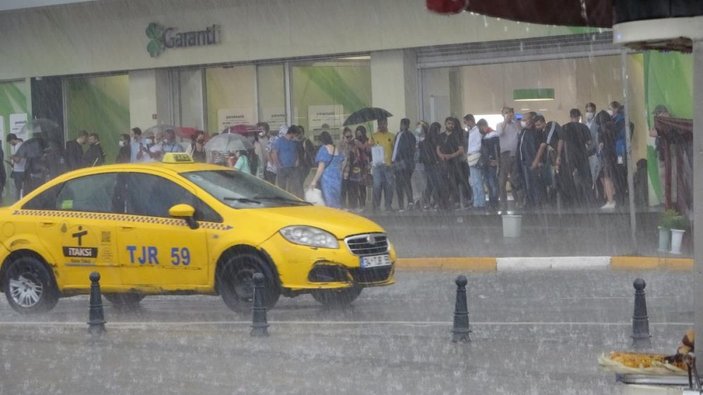 İstanbul'da sağanak yağış etkili oluyor: Cadde ve sokaklar göle döndü