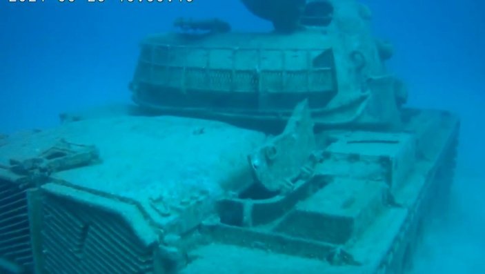 Kaş'ta su altındaki 45 tonluk tank dalgıçların ilgisini çekiyor