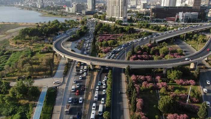 İzmir'in trafik sorununa Tunç Soyer, 'Araba sayısı azaltma' teklifi sundu