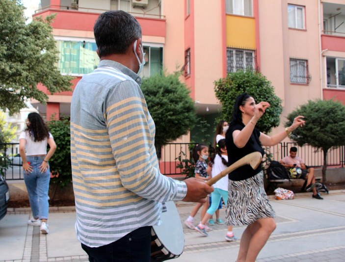Adana'da boşanmasını davul zurnayla kutladı