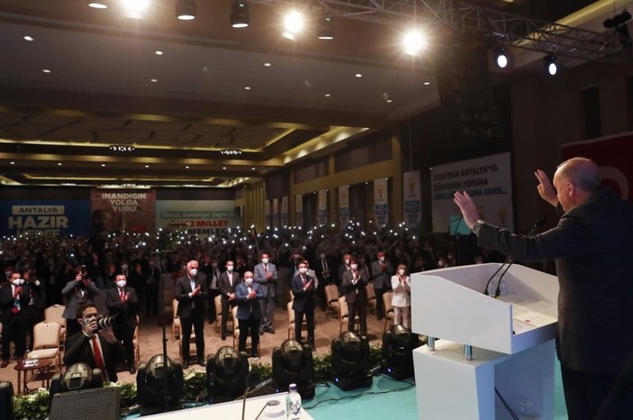 Cumhurbaşkanı Erdoğan Antalya'da partililerle birlikte şarkı söyledi