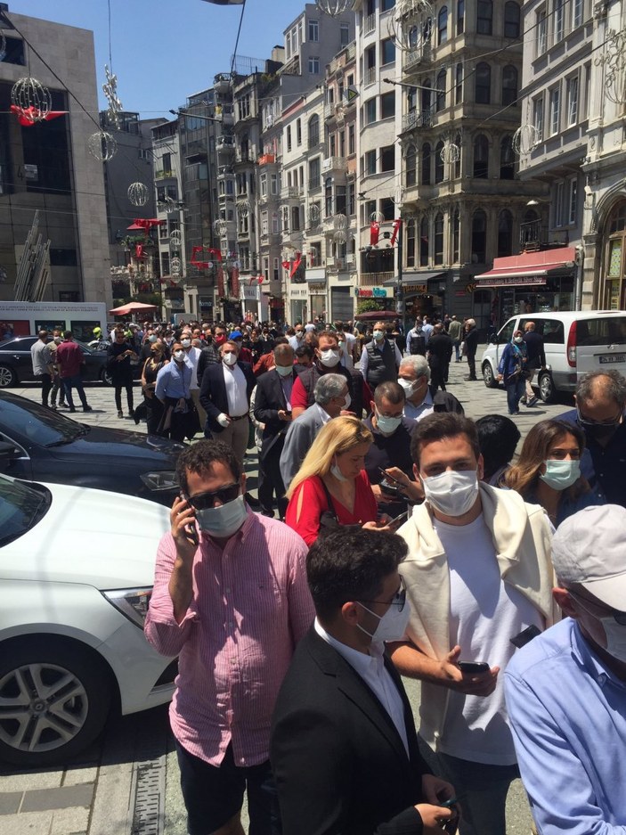 Galatasaray'da seçim kuyruğu İstiklal Caddesi'ne taştı