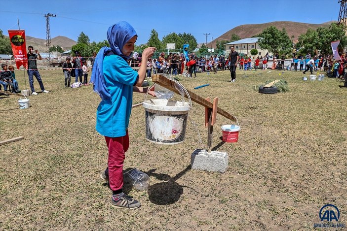 Van'da öğrenciler mezuniyet kutlamasını Survivor parkurunda yarışarak yaptı