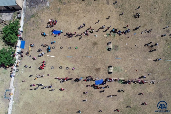 Van'da öğrenciler mezuniyet kutlamasını Survivor parkurunda yarışarak yaptı