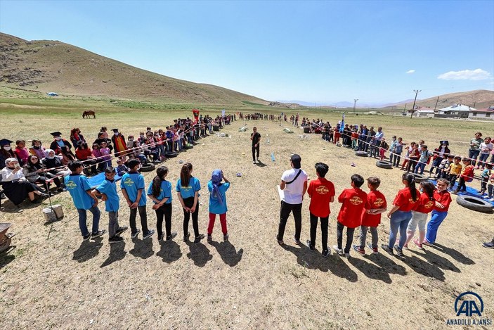 Van'da öğrenciler mezuniyet kutlamasını Survivor parkurunda yarışarak yaptı