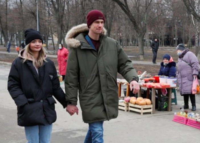 Ukrayna'da ayrılmamak için kendilerini birbirlerine kelepçeleyen çift ilişkilerini bitirdiler