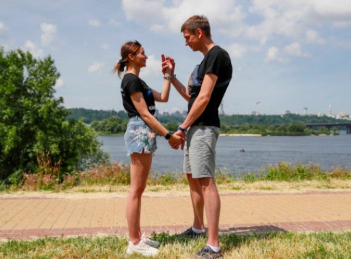 Ukrayna'da ayrılmamak için kendilerini birbirlerine kelepçeleyen çift ilişkilerini bitirdiler