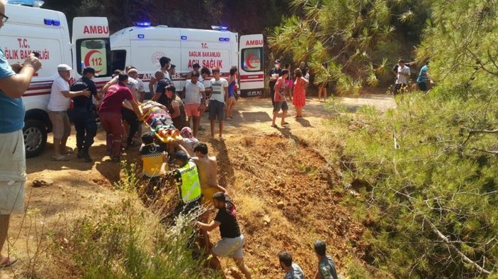 Antalya'da vatandaşlar 50 metrelik çukurdan yaralıları çıkardı