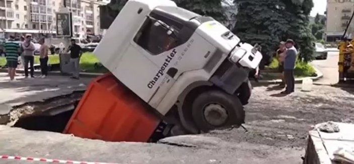 Ukrayna’da kamyon, yolun çökmesi ile çukura düştü
