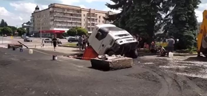 Ukrayna’da kamyon, yolun çökmesi ile çukura düştü