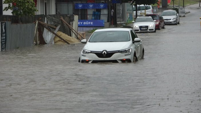 Tekirdağ'da caddeler suyla doldu, araçlar mahsur kaldı