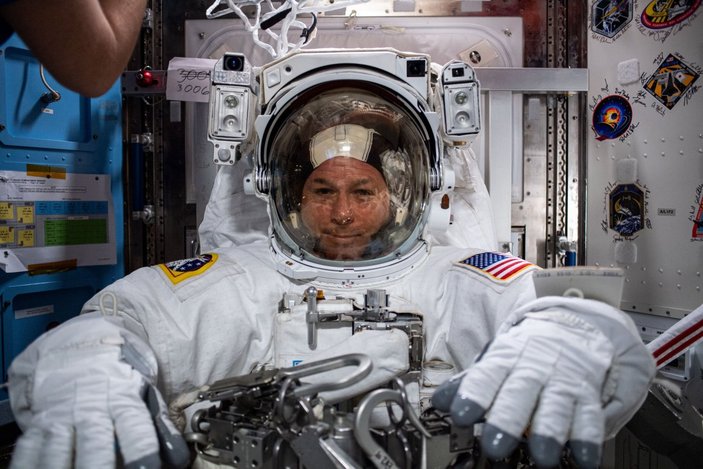 ISS’deki astronotlar uzay yürüyüşüne başladı