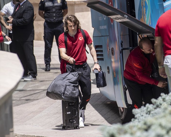 A Milli Futbol Takımı, Bakü'de kaldığı otelden ayrıldı