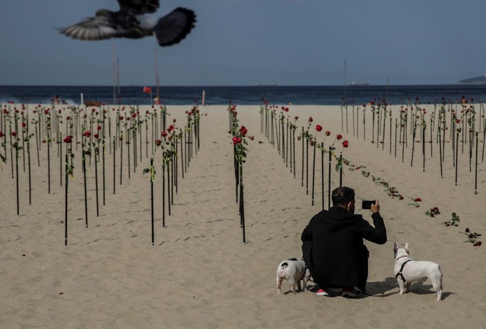 Copacabana Plajı’na koronavirüsten ölenlerin anısına 500 gül dikildi