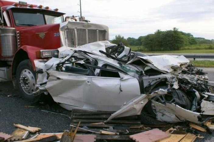 ABD'de 18 aracın karıştığı zincirleme kaza: 9 çocuk öldü