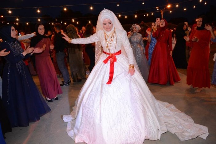 Antalya'da düğün üç kez ertelendi, damada para yağdı