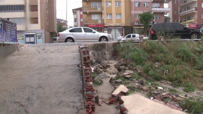 Eskişehir’de istinat duvarı çöktü, bodrum katındaki evi su bastı
