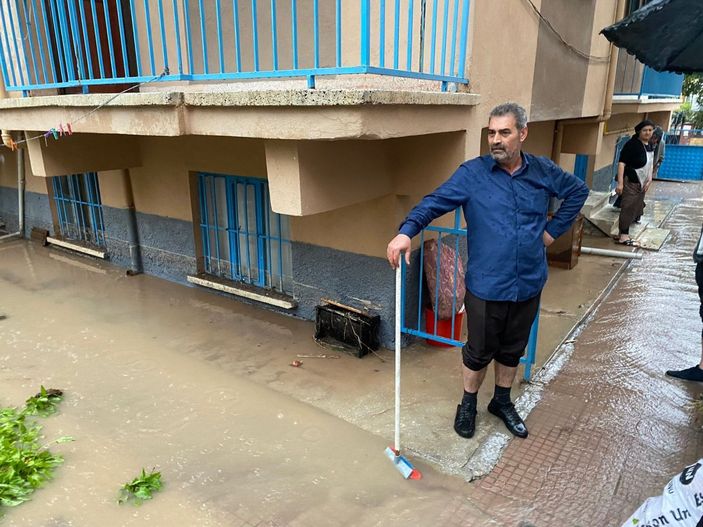 Eskişehir’de istinat duvarı çöktü, bodrum katındaki evi su bastı