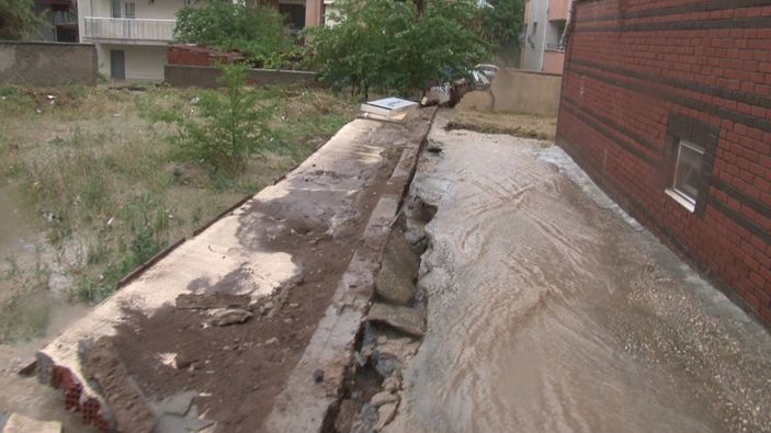 Eskişehir’de istinat duvarı çöktü, bodrum katındaki evi su bastı