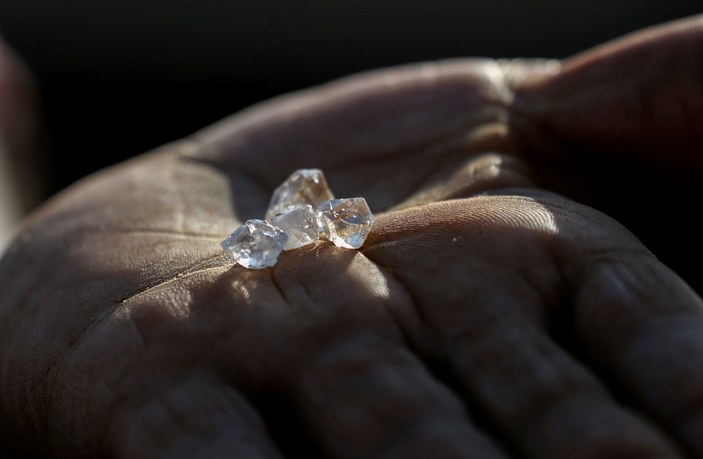 Güney Afrika'da keşfedilen taşların kuvars kristalleri olduğu belirlendi
