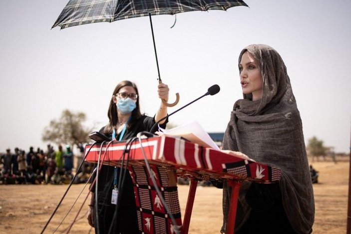 Angelina Jolie mülteci kampını ziyaret etti