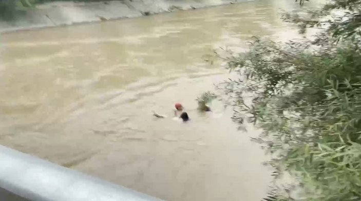 Çin’de su kanalına düşen kadın, boğulmak üzereyken kurtarıldı