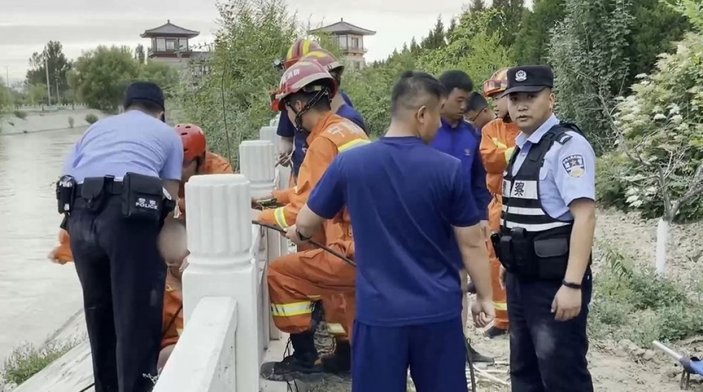 Çin’de su kanalına düşen kadın, boğulmak üzereyken kurtarıldı