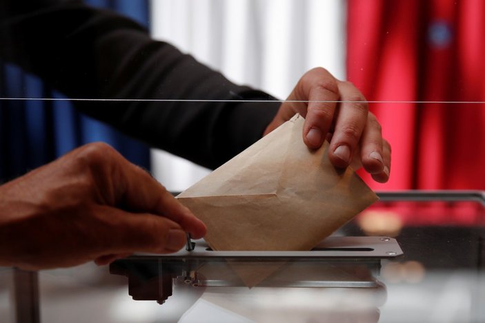 Fransa'da bölgesel seçimlerde Macron ve Le Pen başarı sağlayamadı