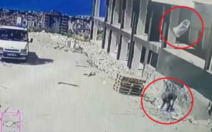 Samsun'da kum çuvallarını incelerken üzerine başka bir çuval düştü
